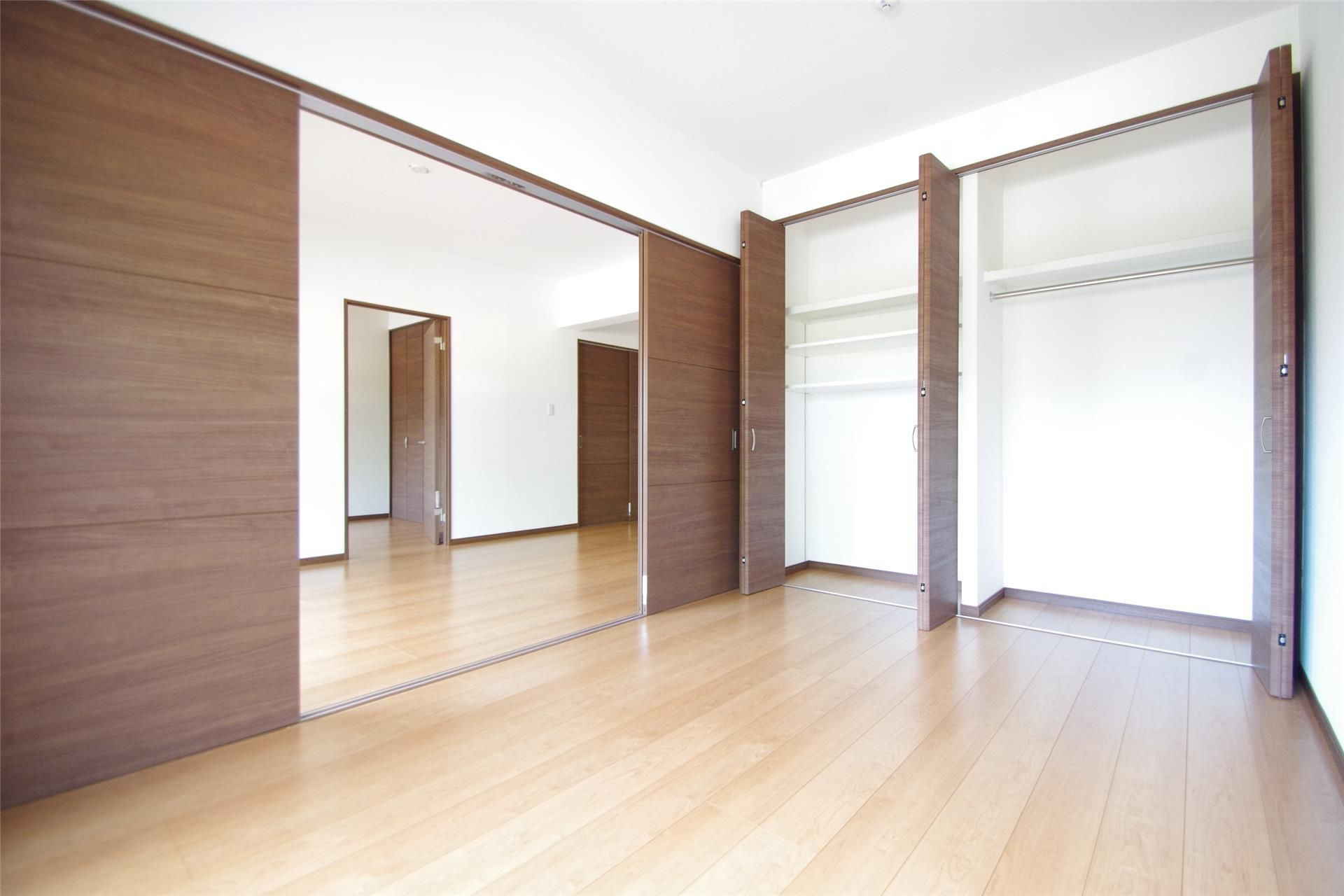 クロノス33沼山津の洋室