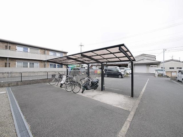 グランディール（北之庄西町）のその他共用部分|ゆったりとした駐輪スペース。