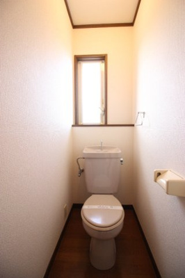 【トイレ】 | ロイヤル梅園ガーデン | 窓のある落ち着いた色調のトイレです