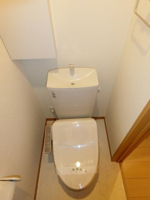 【トイレ】 | ベリーナ | トイレは温水洗浄便座付き♪人気のバストイレ別です♪小物を置ける便利な棚やタオルハンガーも付いています♪