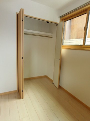【収納】 | ベリーナ | 洋室5.5帖のお部屋にあるクローゼットです♪かさばりやすいコートなどもすっきり片付きます♪