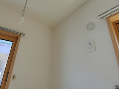 【設備】 | ベリーナ | 洋室6帖のお部屋にある室内物干しです！雨の日やお出掛け時の室内干しにとても便利☆花粉や梅雨の時期に重宝しますね♪