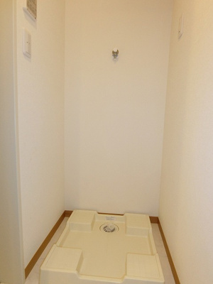 【設備】 | ベリーナ | 洗面所内、洗髪洗面化粧台横にある室内洗濯機置き場です♪防水パンが付いているので万が一の漏水にも安心です！