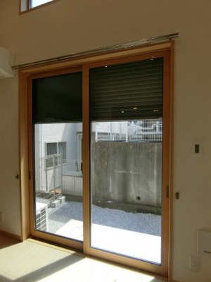 【セキュリティ】 | ベリーナ | 電動の防犯シャッター雨戸付きで夜やお出かけ時も安心です！雨戸は冬場の寒さ対策にもなります◎