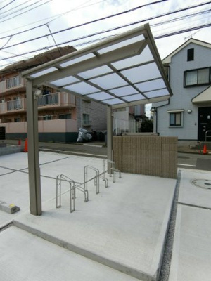 【その他共用部分】 | ベリーナ | 屋根付きの駐輪場で雨が降っても大切な自転車が濡れなくてすみますね♪自転車はちょっとした移動手段に便利ですよね！