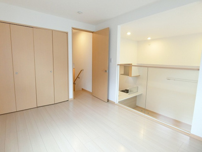 【寝室】 | ベリーナ | 南東向き洋室6帖☆クローゼットのあるお部屋です！お洋服をたくさんお持ちの方でも安心の収納力です◎
