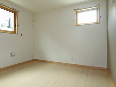 【洋室】 | ベリーナ | 洋室5.5帖☆玄関側にある角部屋二面採光のお部屋です♪ベッドを置いて寝室にするのもオススメです☆