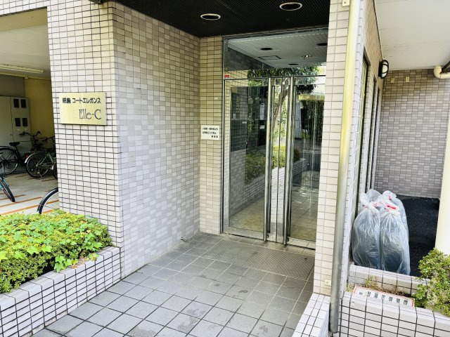 昭島コートエレガンスCのエントランス