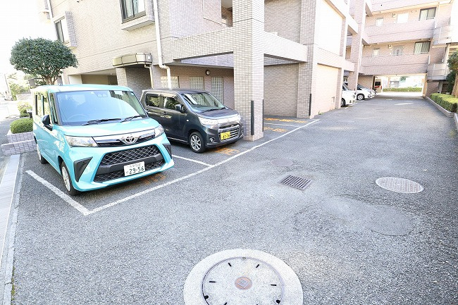 昭島コートエレガンスCの駐車場