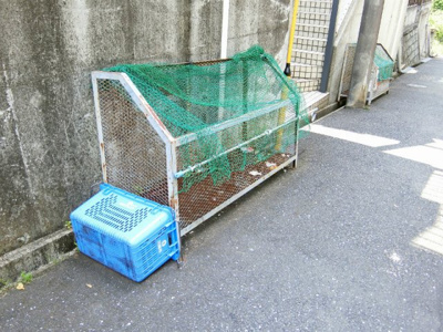 【エントランス】 | カーム百合ヶ丘3 | エントランスの階段を降りてすぐの場所にごみ置き場があります！ごみ出しが簡単にできて忙しい社会人さんや学生さんにも嬉しいですね♪