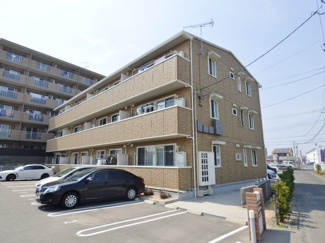 【外観】 | 南向きの３階建ての物件です。