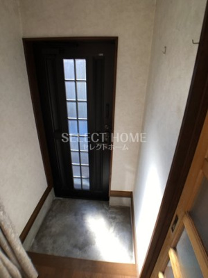 【玄関】 | 岡崎市丸山町字仲畑戸建 | 収納もある玄関です