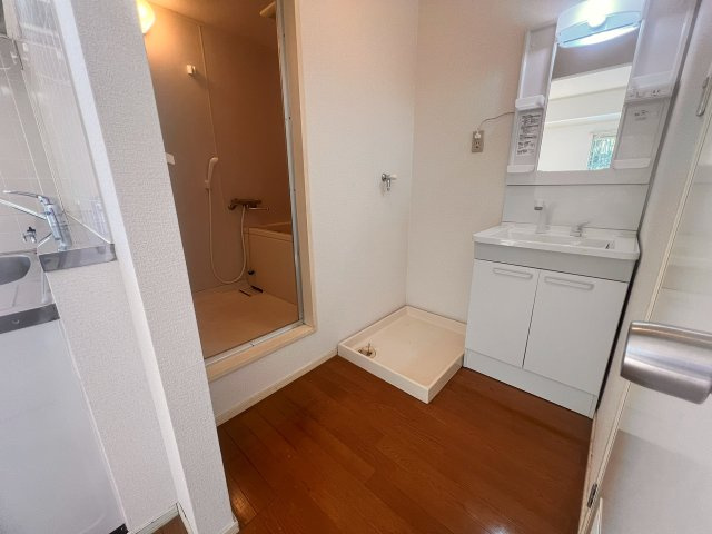 メゾン緑ケ丘の洗面所|明るい洗面所です