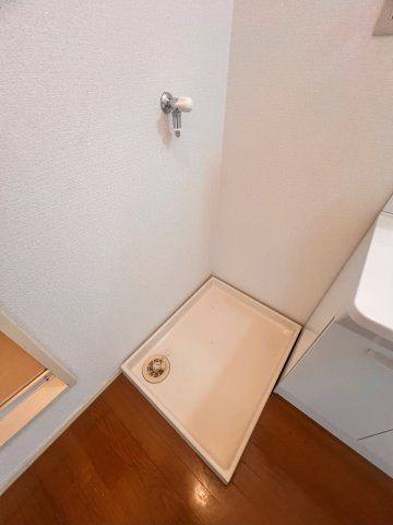 メゾン緑ケ丘の設備|洗濯機置き場です。防水パンで水漏れ防止に◎