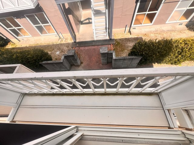 メゾン緑ケ丘のバルコニー|暖かな日差しのふりそそぐバルコニー