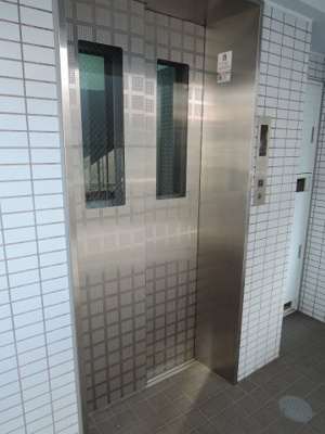 【その他共用部分】 | アーウィン帷子 | お買い物時やベビーカーの出し入れに便利なエレベーター付
