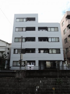 【外観】 | JR横須賀線「保土ヶ谷」駅徒歩2分と好立地。
通勤時間の短縮でご家族と過ごす時間を増やす事が出来ます。
