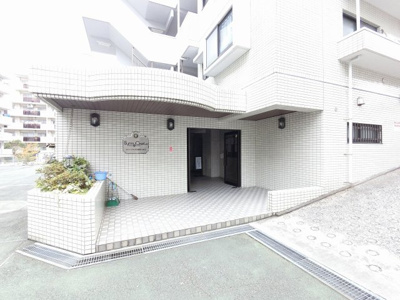 【エントランス】 | サニークレスト湘南八景Ⅲ | 京急逗子線「六浦」駅徒歩16分・「金沢八景」駅バス15分「三信センター」停歩1分。