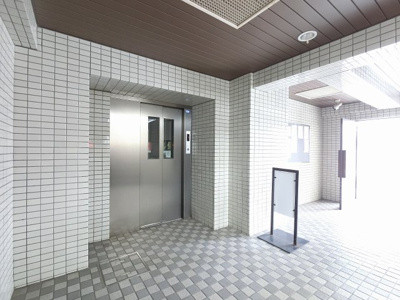 【その他共用部分】 | サニークレスト湘南八景Ⅲ | お買い物時やベビーカーの出し入れに便利なエレベーター付です。