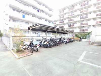 【その他共用部分】 | サニークレスト湘南八景Ⅲ | 屋根付きの駐輪場・バイク置場です。

