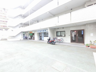 【その他共用部分】 | マンション敷地内です。
ショップが入っていたりと生活感が広がります。