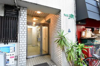 【エントランス】 | JR京浜東北線・東急池上線・東急多摩川線「蒲田」駅徒歩4分、「蓮沼」駅徒歩6分。
忙しい朝が助かる立地、暮らしにゆとりが生まれます。