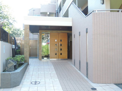 【エントランス】 | ヒルズ横濱北軽井沢 | 横浜市営地下鉄ブルーライン「三ツ沢下町」駅徒歩10分
JR・私鉄各線「横浜」駅徒歩18分と好立地。