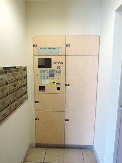 【その他共用部分】 | 不在時にもお荷物が受け取れる宅配ボックスです。