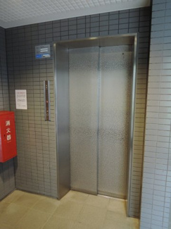 【その他共用部分】 | お買い物時やベビーカーの出し入れに便利なエレベーター付です。