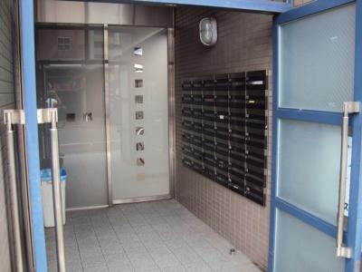 ハウスセゾン鞍馬口のエントランス