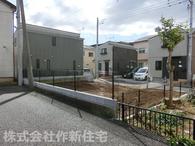 習志野市藤崎３丁目　売地　約３２．８坪　建築条件なしの前面道路含む現地写真|敷地の南東側も道路になっております。