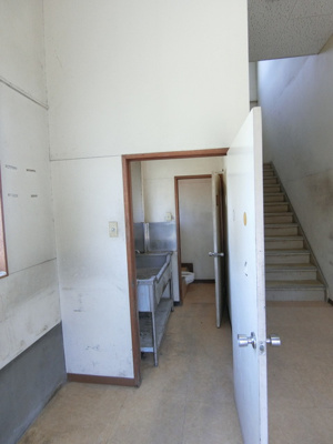 【展望】 | 織茂米作倉庫 | 玄関ホールからの景観です！正面に手洗い場・トイレ・2階に繋がる階段があります☆