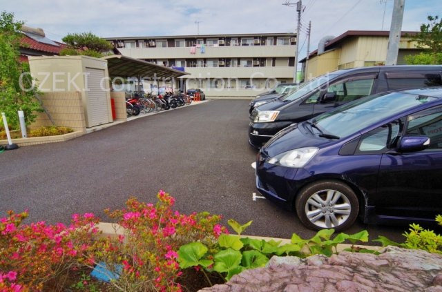 クレアドルーン越谷の駐車場