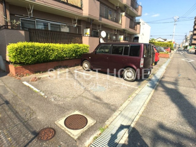 【駐車場】 | メゾンむつな | 駐車場に車を止められます