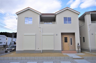 【外観】 | 堂々完成しました！(1～6号棟まで完成済み)
敷地面積188.11㎡(56.90坪)
駐車場並列２台。