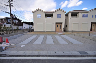 【外観】 | 堂々完成しました！(1～6号棟まで完成済み)
敷地面積188.11㎡(56.90坪)
駐車場並列２台。