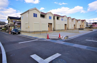 【前面道路含む現地写真】 | 同社施工　※実際の建物とは異なります
前面道路は北東側幅員約5.2～6.0mの公道。