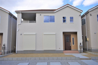 【外観】 | 堂々完成しました！(1～6号棟まで完成済み)
敷地面積181.97㎡(55.04坪)
駐車場並列２台。