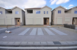 【外観】 | 堂々完成しました！(1～6号棟まで完成済み)
敷地面積181.97㎡(55.04坪)
駐車場並列２台。