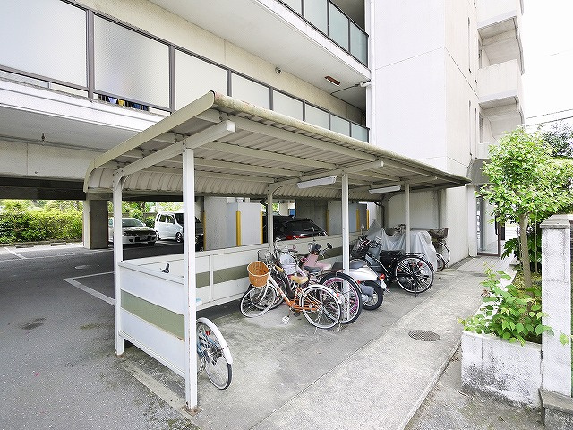 上町グリーンハイツのその他共用部分|屋根付きの駐輪場です