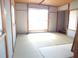 【寝室】 | 野口町長砂戸建 | ２面採光で日当良好！和室８帖♪