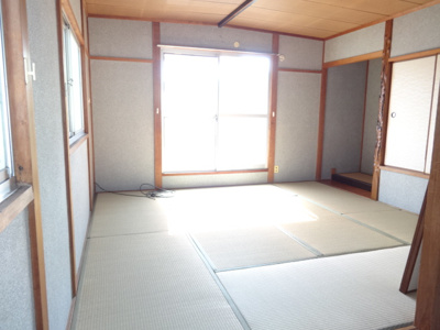 【寝室】 | 野口町長砂戸建 | ２面採光で日当良好！和室８帖♪