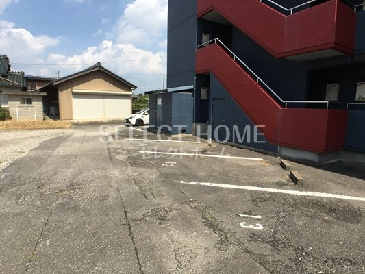 【駐車場】 | コンフォールまきの | 駐車場に車を止められます