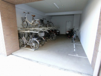 【その他共用部分】 | 屋内の駐輪場で雨が降っても大切な自転車が濡れなくてすみますね♪荷物が重いときに自転車があれば助かりますね！