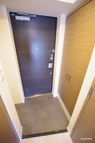 グランカリテ新大阪ウエスト　仲介手数料無料の玄関