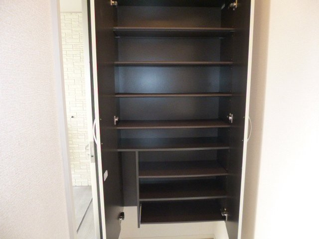 エテルナＢの玄関|シューズボックス