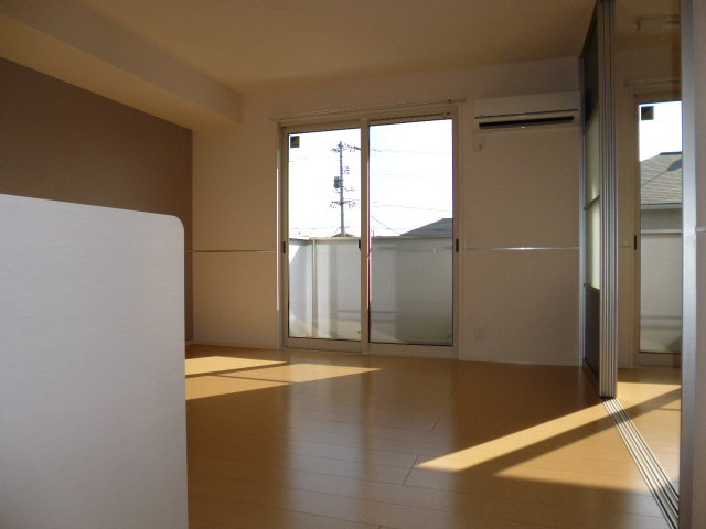 エテルナＢの居間・リビング