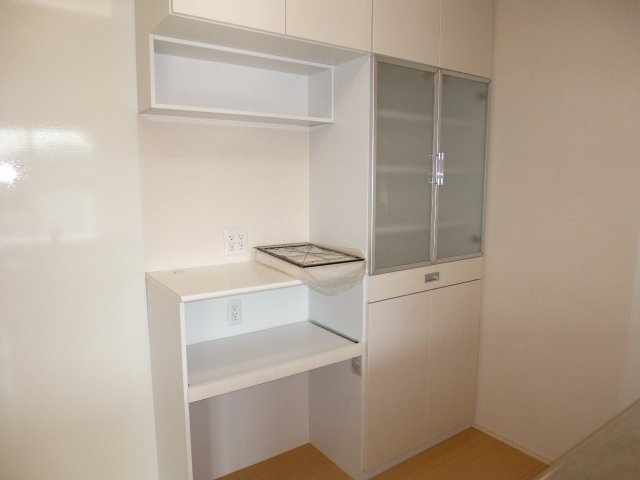 エテルナＢのキッチン|食器棚