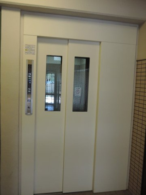 【その他共用部分】 | シティ能見台ふれあいの街D棟 | お買い物時やベビーカーの出し入れに便利なエレベーター付。