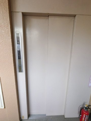 【その他共用部分】 | ホーユウパレス宮前 | お買い物時やベビーカーの出し入れに便利なエレベーター付。